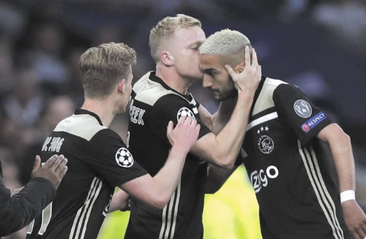 Auteur de la passe décisive, Ziyech félicité par ses partenaires. Auteur de la passe décisive, Ziyech félicité par ses partenaires.