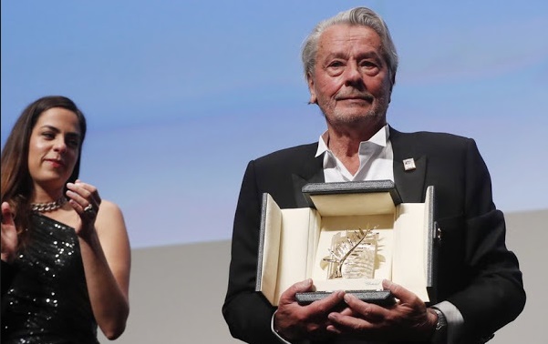 En larmes, le monstre sacré du 7ème art Alain Delon honoré à Cannes En larmes, le monstre sacré du 7ème art Alain Delon honoré à Cannes