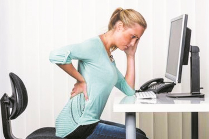Rester droit toute la journée favoriserait le mal de dos Rester droit toute la journée favoriserait le mal de dos