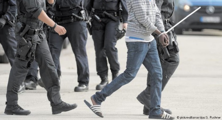 Entre expulsions expéditives et retour à l’envoyeur Entre expulsions expéditives et retour à l’envoyeur