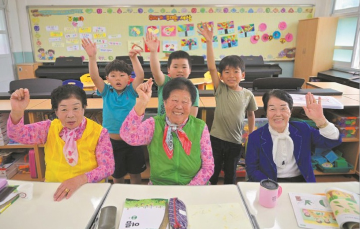 En Corée du Sud, des grands-mères au primaire