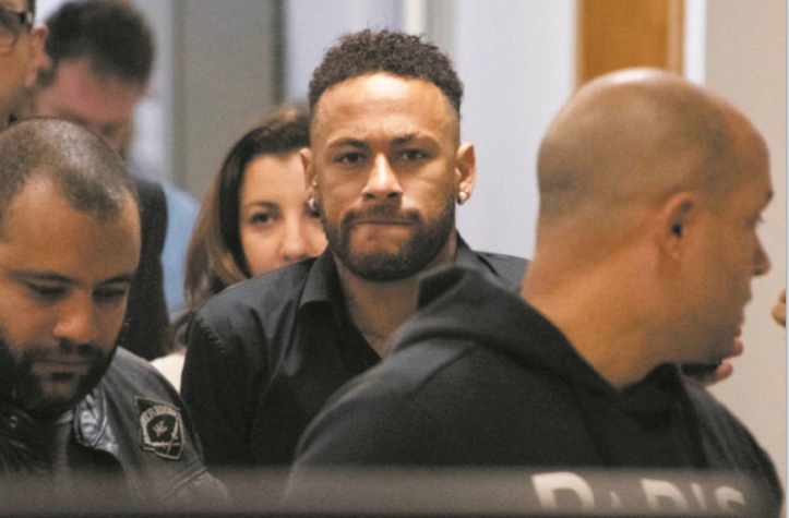 Saison terminée pour Neymar entendu par la police dans une affaire de viol