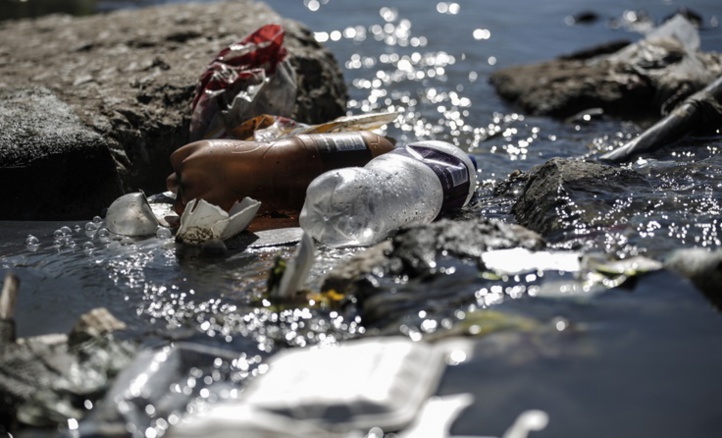 Les humains ingèrent des dizaines de milliers de particules de plastique par an Les humains ingèrent des dizaines de milliers de particules de plastique par an