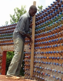 Des bouteilles en plastique pour résoudre la crise du logement au Nigeria