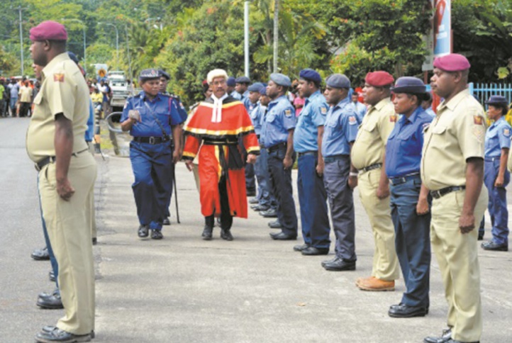 "Foncez!" : Une policière de haut rang appelle les Papouasiennes au sursaut