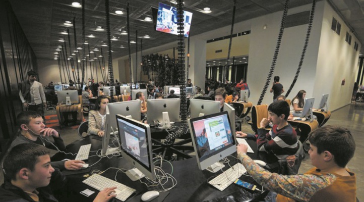 Avec ses cours de robotique, l'Arménie rêve d'un “futur hautement technologique” Avec ses cours de robotique, l'Arménie rêve d'un “futur hautement technologique”