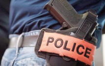 Un brigadier de police contraint de brandir son arme de service pour arrêter un délinquant Un brigadier de police contraint de brandir son arme de service pour arrêter un délinquant