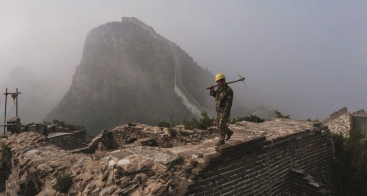 Pierre par pierre, ils réparent la Grande muraille de Chine Pierre par pierre, ils réparent la Grande muraille de Chine