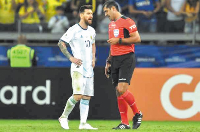 Copa America : La Fédération argentine se plaint de grossières erreurs d'arbitrage Copa America : La Fédération argentine se plaint de grossières erreurs d'arbitrage