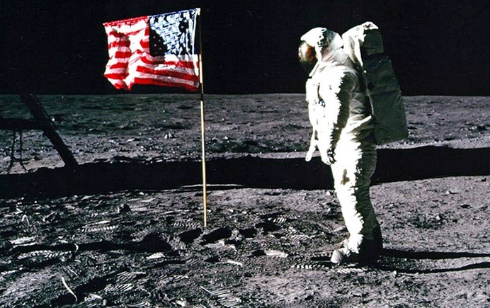 Des enchères hommage au premier pas de l'homme sur la Lune Des enchères hommage au premier pas de l'homme sur la Lune