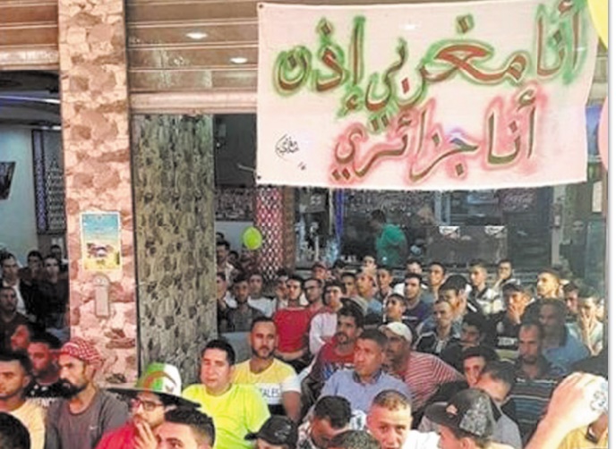 Après l’élimination du Onze national, les supporteurs marocains n’ont pas tergiversé pour faire leur choix. Ils sont tous pour la sélection algérienne, comme en témoigne cette photo prise dans un café de la place.  En tout cas, les Fennecs sont bien partis pour réussir leur CAN.