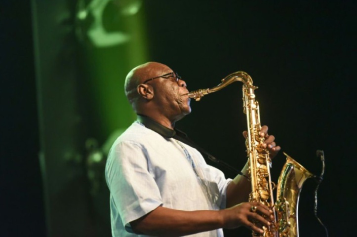 Manu Dibango “Bâtisseur de ponts” entre les Afriques et l'Occident Manu Dibango “Bâtisseur de ponts” entre les Afriques et l'Occident