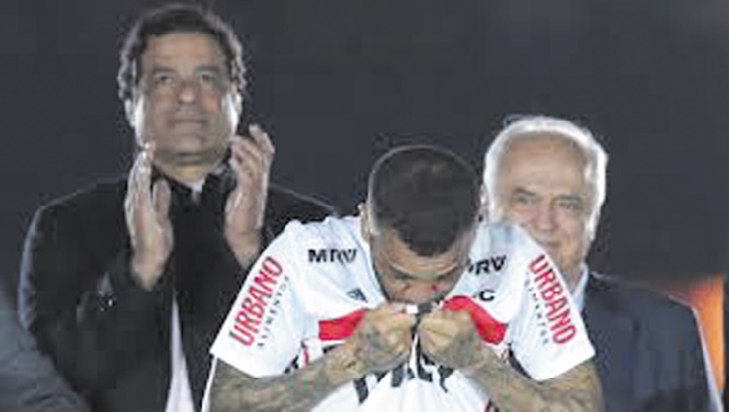 Dani Alves réalise un rêve d'enfant