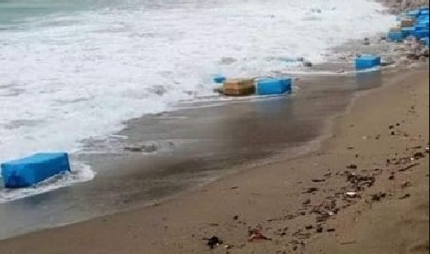 Trois tonnes de cocaïne retrouvées sur la plage de Sidi Rahal