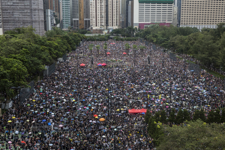 La foule manifeste à nouveau dans les rues de Hong Kong La foule manifeste à nouveau dans les rues de Hong Kong