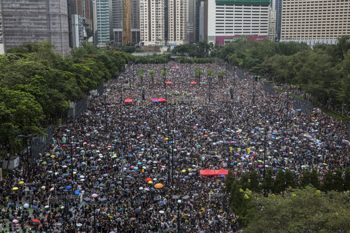 La foule manifeste à nouveau dans les rues de Hong Kong