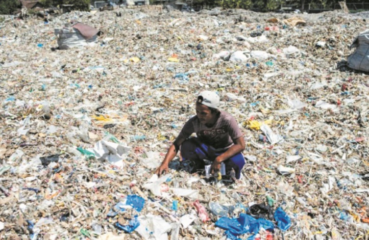 Les montagnes de déchets importés, “trésor” d'un village d'Indonésie Les montagnes de déchets importés, “trésor” d'un village d'Indonésie