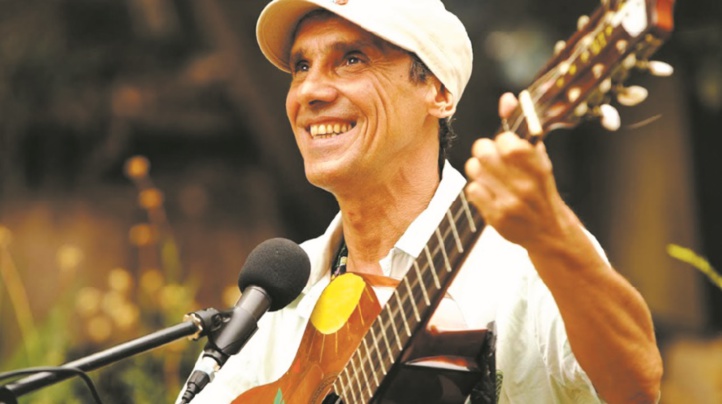 Vingt ans après le succès de “Clandestino”, Manu Chao sort trois inédits