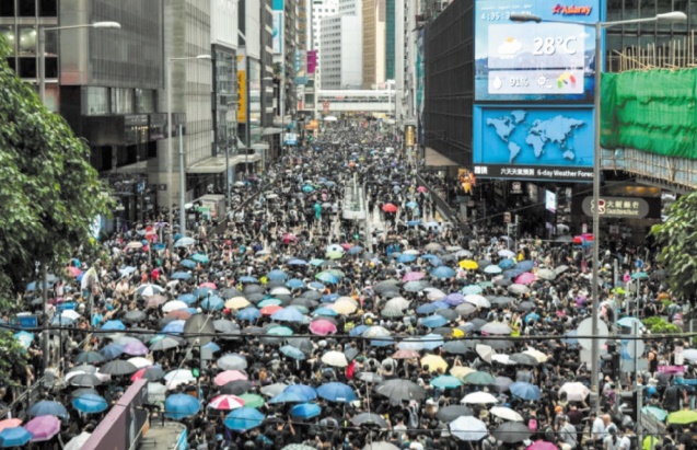 Appel à la grève générale à Hong Kong après un week-end de violences