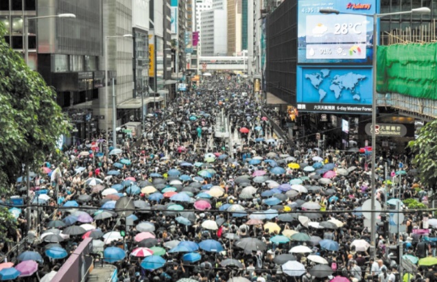 Appel à la grève générale à Hong Kong après un week-end de violences Appel à la grève générale à Hong Kong après un week-end de violences