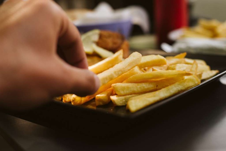 Un ado de 17 ans qui ne mangeait que des frites, du pain et des chips perd la vue Un ado de 17 ans qui ne mangeait que des frites, du pain et des chips perd la vue