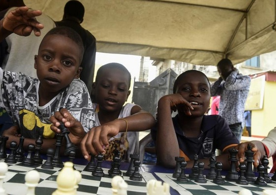 Au Nigeria, un club d'échecs améliore le quotidien des enfants des bidonvilles Au Nigeria, un club d'échecs améliore le quotidien des enfants des bidonvilles