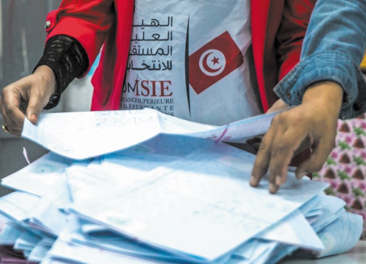 Deux partis rivaux assurent être en tête aux législatives en Tunisie