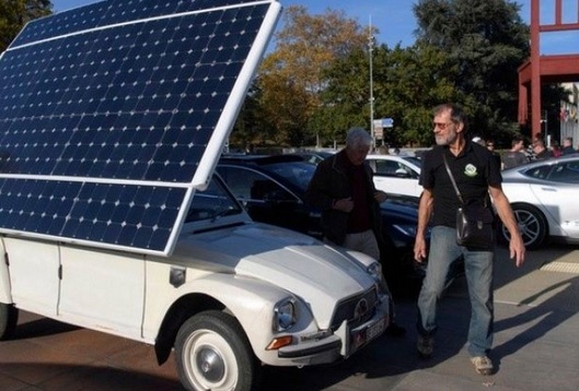 La caravane des voitures électriques transmettant le flambeau de la COP fait escale à Tanger La caravane des voitures électriques transmettant le flambeau de la COP fait escale à Tanger