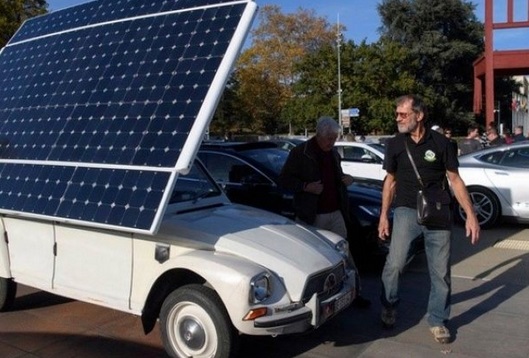 La caravane des voitures électriques transmettant le flambeau de la COP fait escale à Tanger