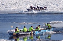 Au Québec, une course de canots sur l’eau et sur la glace Au Québec, une course de canots sur l’eau et sur la glace