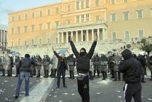 Athèns se réveille après une nuit d’émeutes : Le Parlement grec vote l’austérité Athèns se réveille après une nuit d’émeutes : Le Parlement grec vote l’austérité