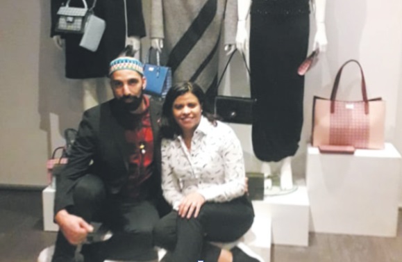 Hanane El Ghezouani aux côtés du styliste maroco-néerlandais Aziz Bekkaoui