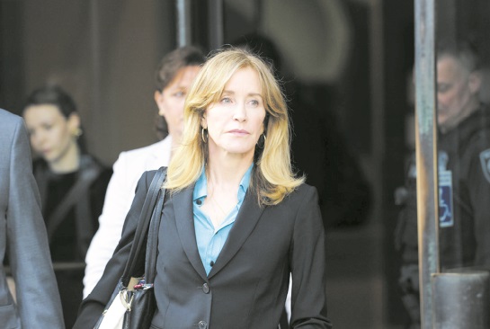 Felicity Huffman en prison pour un scandale de pots-de-vin Felicity Huffman en prison pour un scandale de pots-de-vin