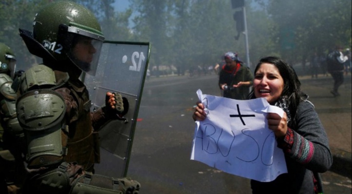 Paralysie et craintes à Santiago après trois jours d'émeutes meurtrières