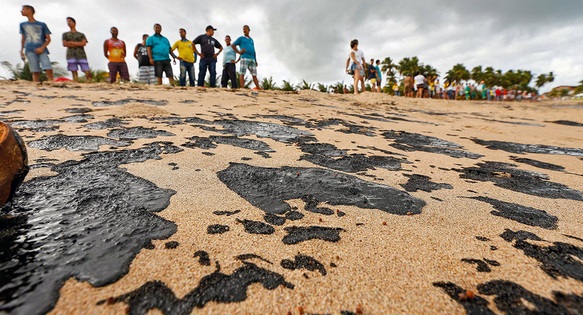 Une des plus belles plages du Brésil souillée par le pétrole