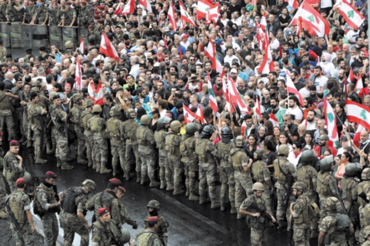 Au Liban, une mobilisation inédite émaillée par des incidents nocturnes Au Liban, une mobilisation inédite émaillée par des incidents nocturnes