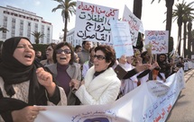 Devant le Parlement, les Marocaines manifestent contre la discrimination : Le gouvernement Benkirane sommé de créer l’Instance de la parité Devant le Parlement, les Marocaines manifestent contre la discrimination : Le gouvernement Benkirane sommé de créer l’Instance de la parité