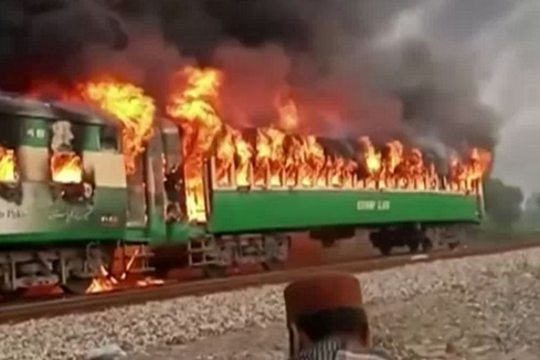 Au moins 71 morts dans un incendie à bord d'un train de passagers au Pakistan