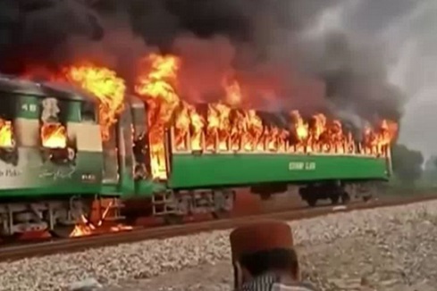 Au moins 71 morts dans un incendie à bord d'un train de passagers au Pakistan Au moins 71 morts dans un incendie à bord d'un train de passagers au Pakistan