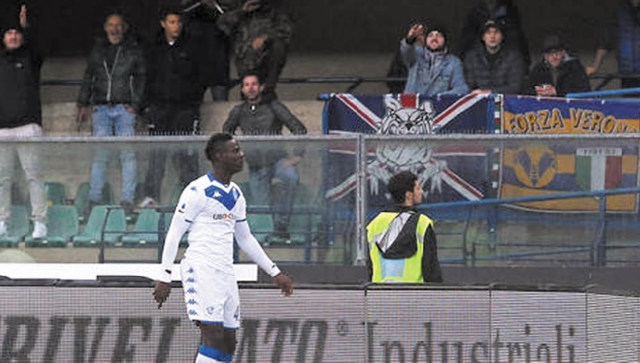 Victime de cris racistes, Balotelli répond au chef des ultras de Vérone Victime de cris racistes, Balotelli répond au chef des ultras de Vérone