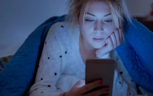 La lumière bleue des écrans réduirait considérablement l’espérance de vie La lumière bleue des écrans réduirait considérablement l’espérance de vie