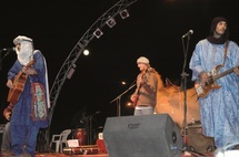 Mhamid El Ghizlane en fête : Hatem Ammor et Laila El Barraq électrifient la foule Mhamid El Ghizlane en fête : Hatem Ammor et Laila El Barraq électrifient la foule
