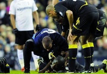 Fabrice Muamba lutte pour sa vie après un arrêt cardiaque Fabrice Muamba lutte pour sa vie après un arrêt cardiaque