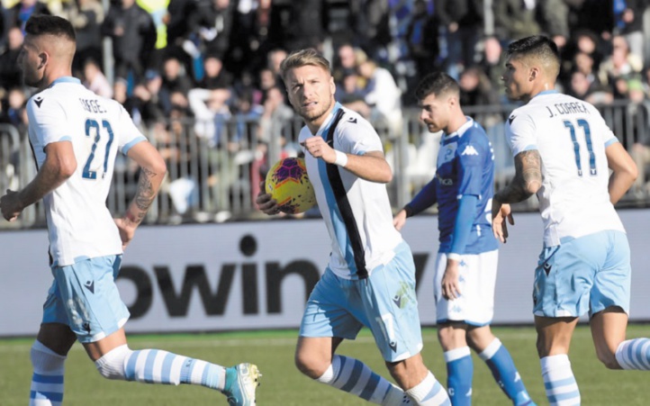 Calcio : La Lazio fonce, la Roma tombe Calcio : La Lazio fonce, la Roma tombe