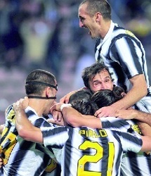 La Juve rafle son 28ème “Scudetto” : La “Vieille dame” retrouve le devant de la scène La Juve rafle son 28ème “Scudetto” : La “Vieille dame” retrouve le devant de la scène