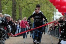 Une Britannique boucle le marathon de Londres avec des "jambes bioniques" Une Britannique boucle le marathon de Londres avec des "jambes bioniques"