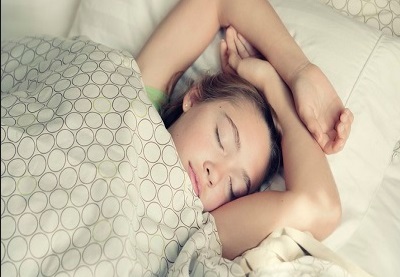 Des horaires de coucher stricts permettent aux ados de dormir plus
