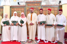 Amir Al-Mouminine remet le Prix Mohammed VI aux majors du Programme de lutte contre l'analphabétisme organisé dans les mosquées Amir Al-Mouminine remet le Prix Mohammed VI aux majors du Programme de lutte contre l'analphabétisme organisé dans les mosquées