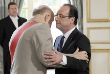 7ème président de la Vème République : François Hollande prend officiellement ses fonctions 7ème président de la Vème République : François Hollande prend officiellement ses fonctions