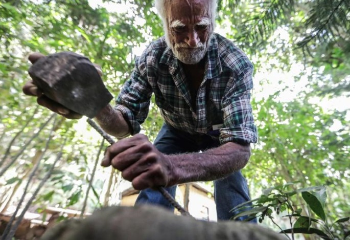 Au Nicaragua, un artiste vit en ermite pour sculpter la montagne